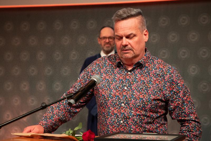 Peter Mc Court-06014.jpg Portrettfoto av glad mann.